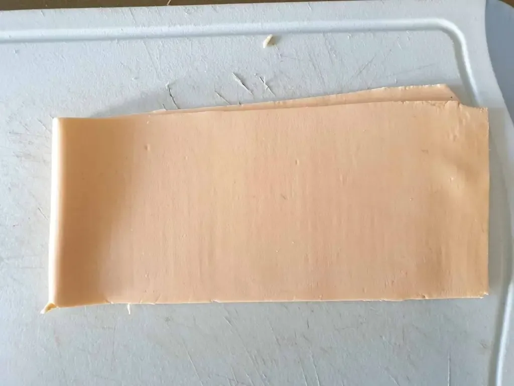 Glatter Teigfladen nach mehrmaligem Durchgang durch die Nudelmaschine