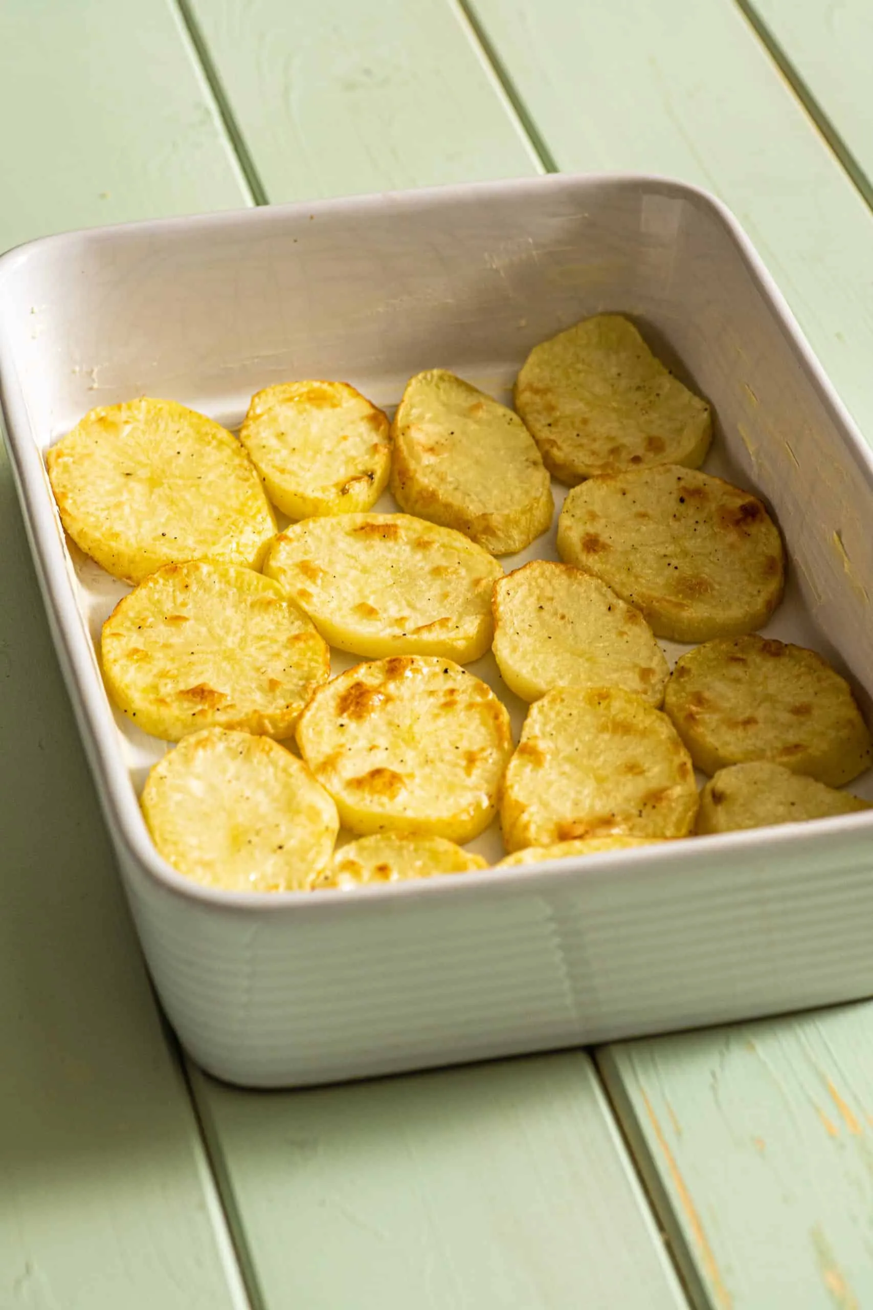 Gleichmäßig geschnittene Kartoffelscheiben für Moussaka, bereit zur weiteren Zubereitung