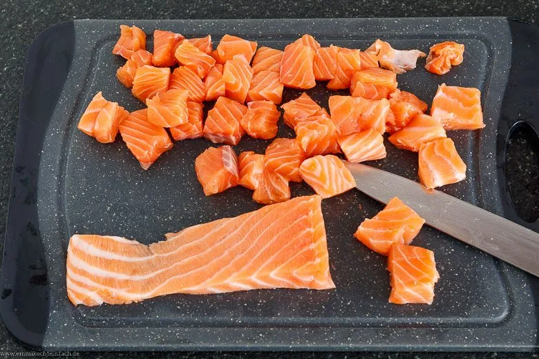 Gleichmäßig geschnittene Lachswürfel, ideal für die Lachs Sahne Sauce