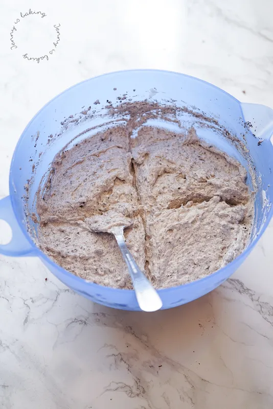 Gleichmäßiges Aufteilen der Creme für die Schichten der Geburtstagstorte