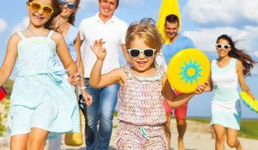 Glückliche Familie am Strand beim Sandburgenbau