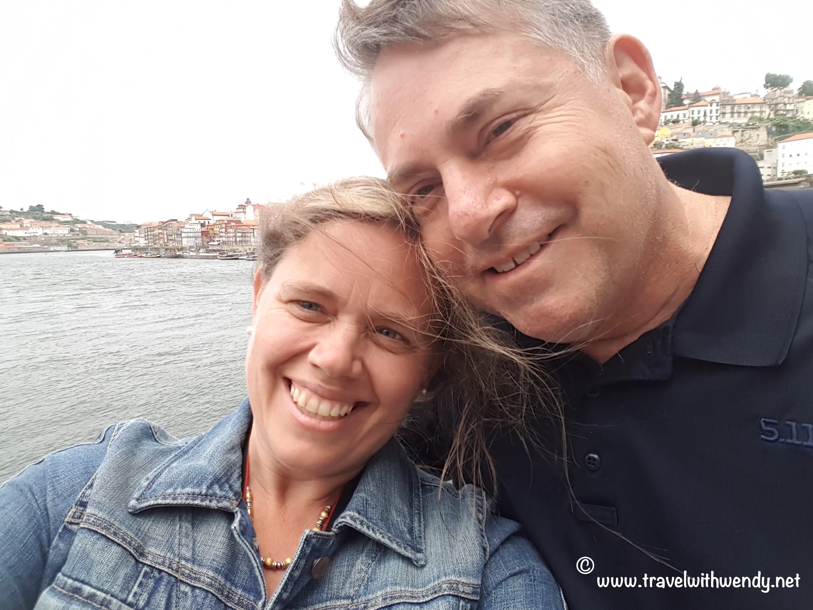 Glückliches Paar, das einen Sonnenuntergang am Strand genießt, als Symbol für unvergessliche Reiseerlebnisse