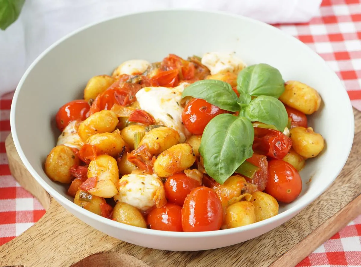 Gnocchi Pfanne mit Tomaten, Mozzarella und frischem Basilikum
