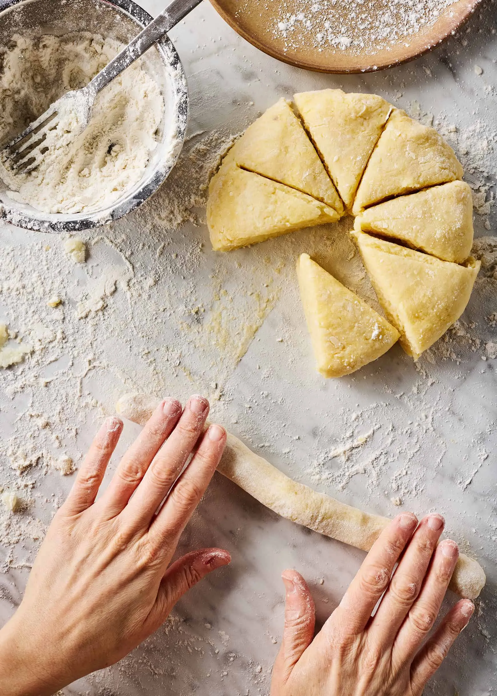 Gnocchi-Teig wird von Hand zu einer langen Rolle geformt