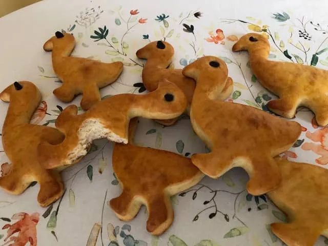 Goldbraun gebackene Nauroder Gänse auf einem Kühlgitter