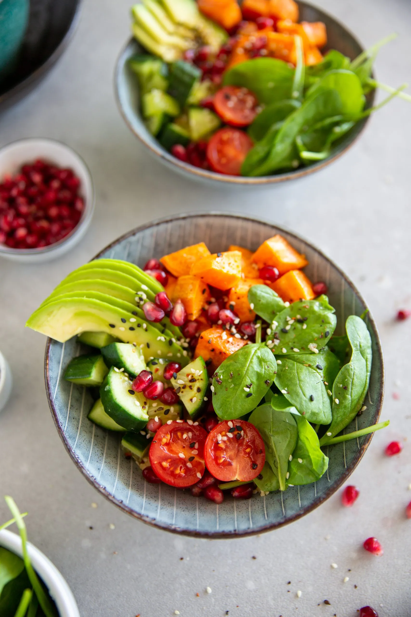 Goldbraun gebackene Süßkartoffelwürfel in einer Auflaufform