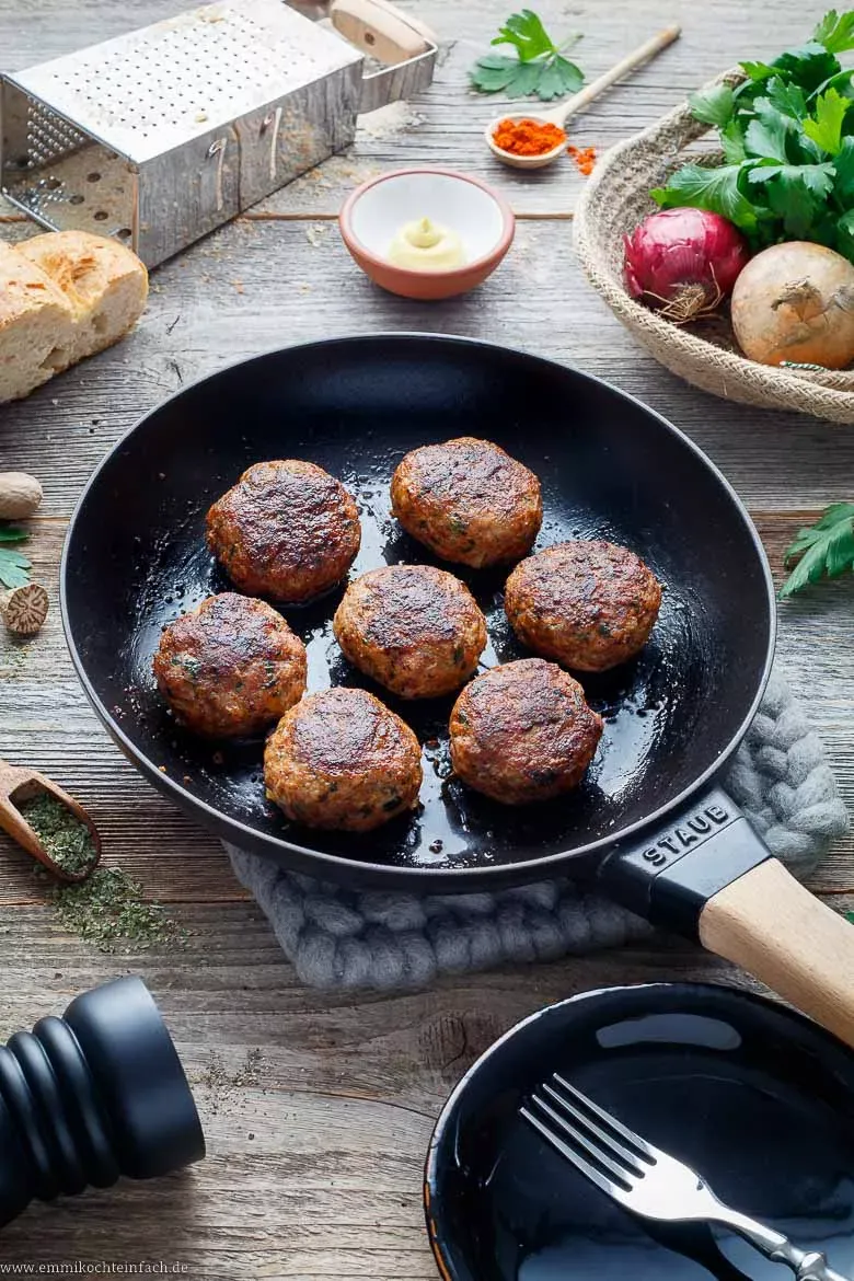 Goldbraun gebratene klassische Buletten auf einem Teller
