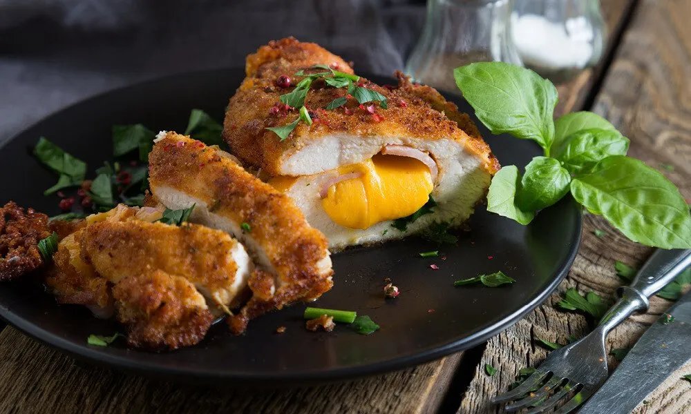 Goldbraun gebratenes Cordon Bleu in der Pfanne, servierbereit