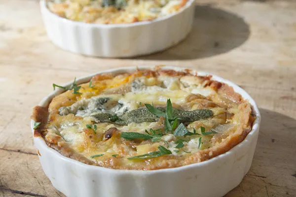 Goldbraune Paleo Kürbis Quiche mit Blauschimmelkäse und frischem Salbei