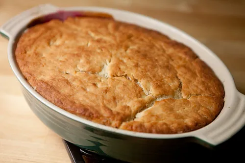 Goldbrauner Pflaumenkuchen frisch gebacken