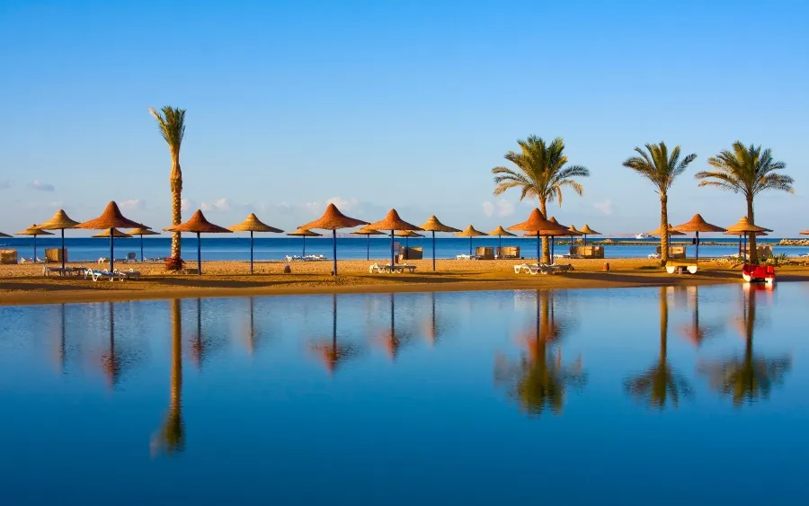 Goldener Sandstrand und türkisblaues Meer in Hurghada, Ägypten