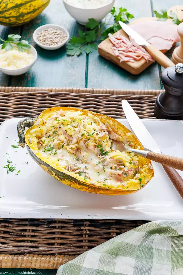 Goldgelb überbackener Spaghettikürbis mit herzhafter Schinken-Käse-Füllung