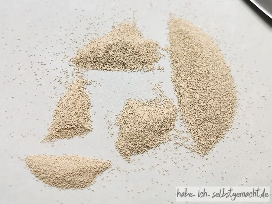 Grafische Darstellung, wie man eine kleine Menge Trockenhefe durch wiederholtes Teilen grob abmessen kann