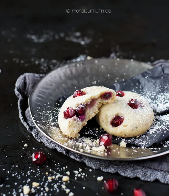 Granatapfelkekse, wunderschön dekoriert und auf einer Platte präsentiert