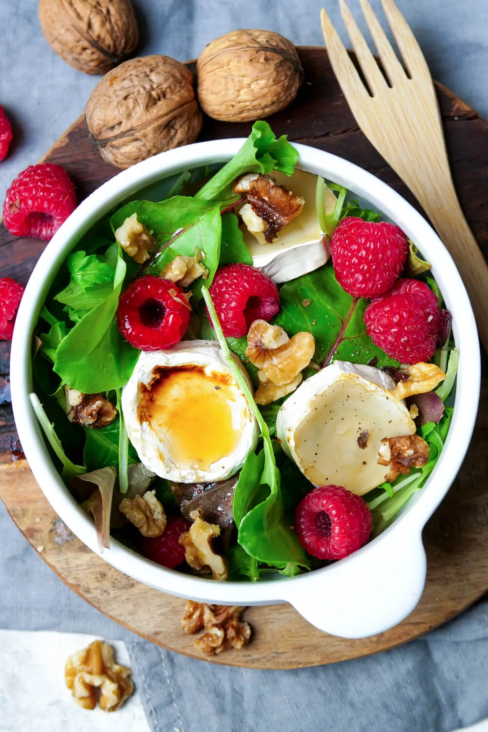 Gratinierter Ziegenkäse mit Honig zu Salat mit Himbeeren