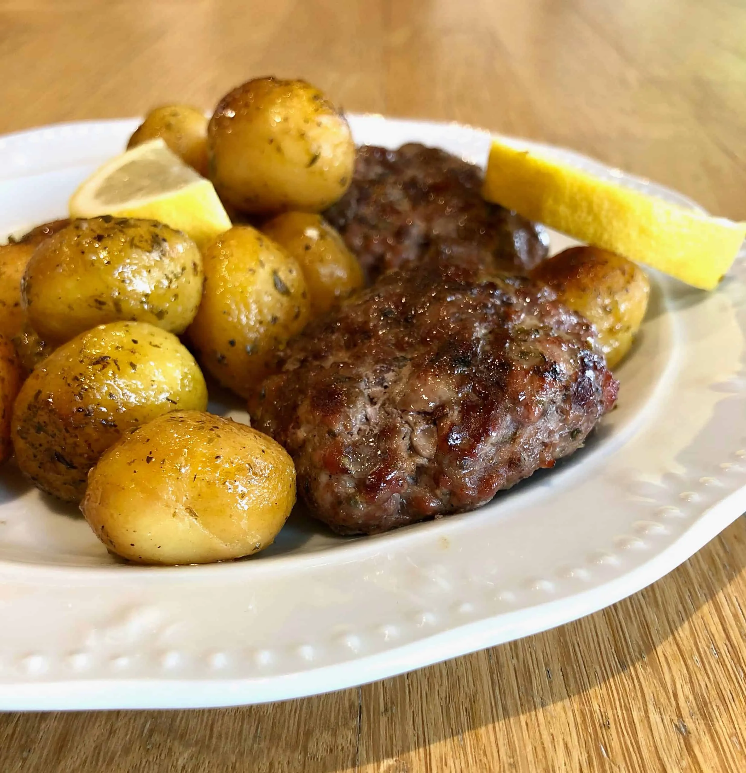 Griechisches Bifteki (gebackene Hackfleisch-Patties) mit Kartoffeln