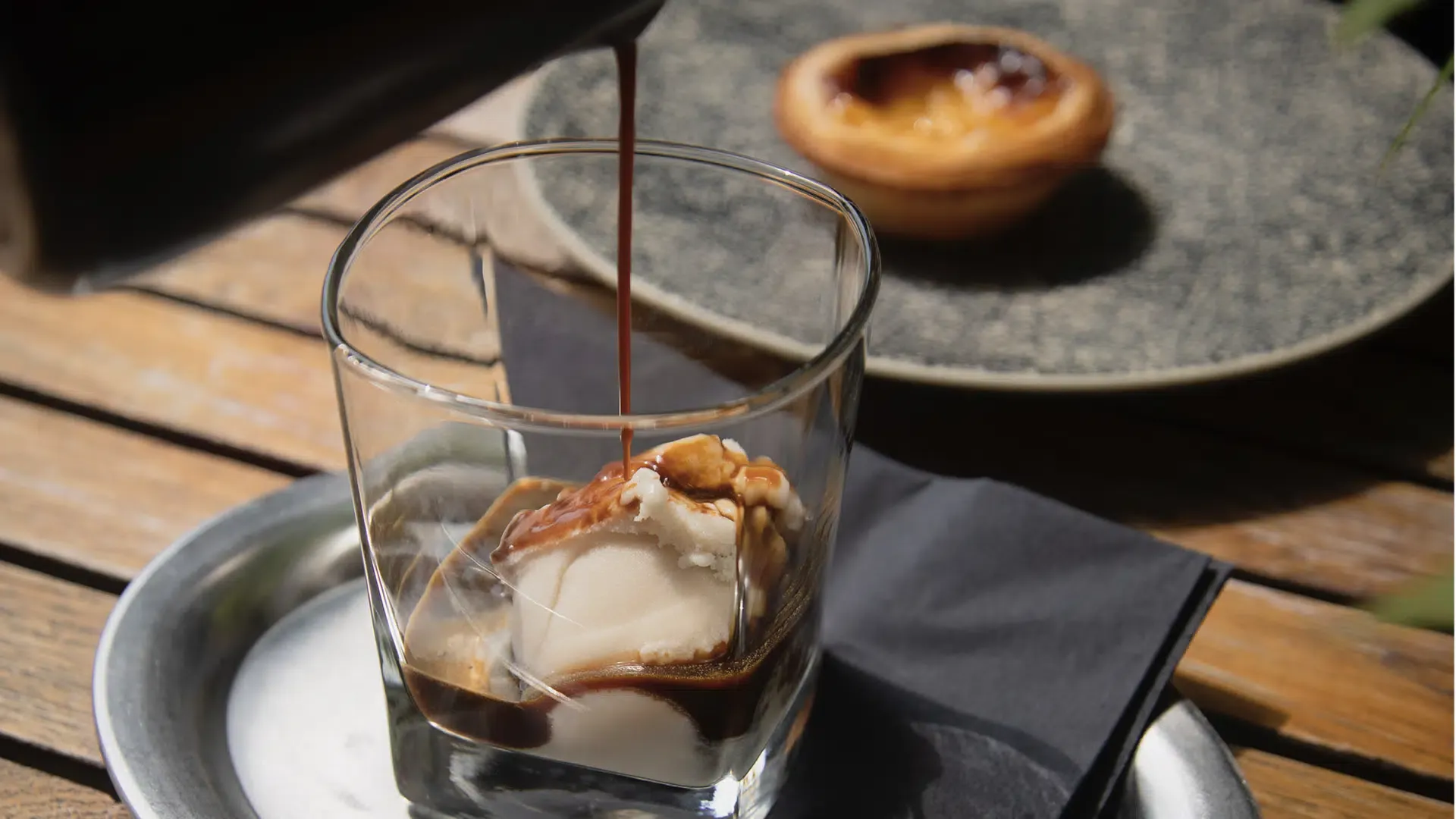 Grob gemahlener Kaffee wird in einem großen Gefäß mit Wasser gemischt, der Beginn des Cold Brew Prozesses