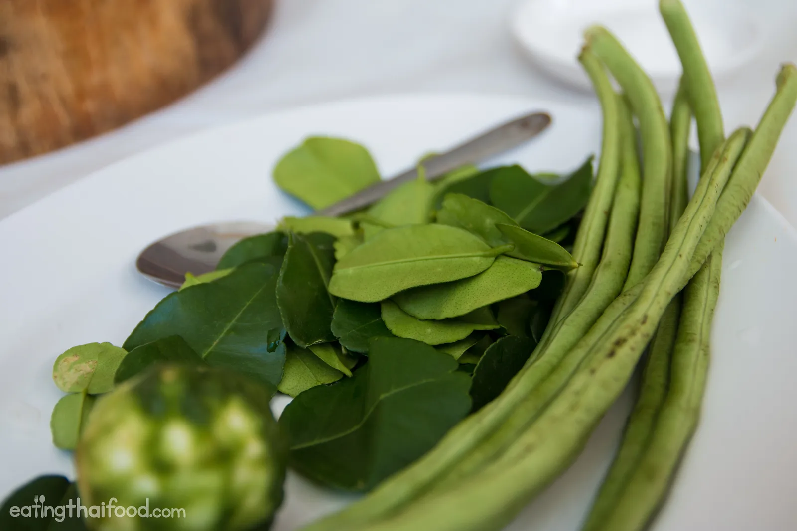 Grüne Bohnen frisch geschnitten für das Hähnchen-Curry