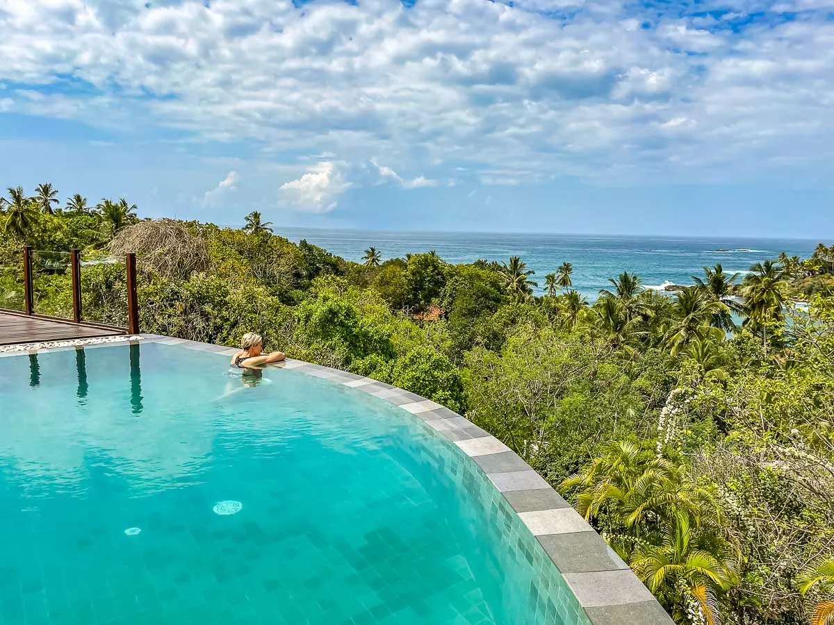 Grüne Reisfelder mit Palmen im Hochland von Sri Lanka, ein tropisches Paradies
