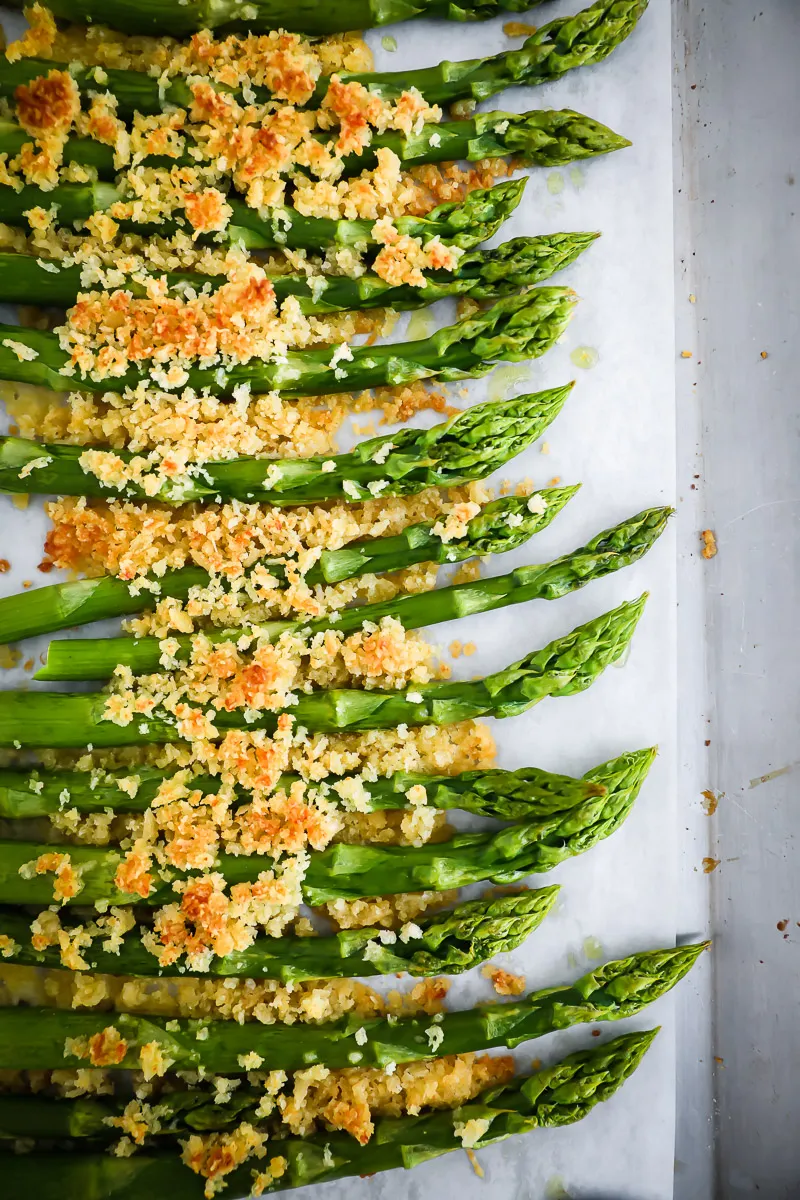 Grüner Spargel mit goldbrauner Parmesan-Panko-Kruste frisch aus dem Ofen