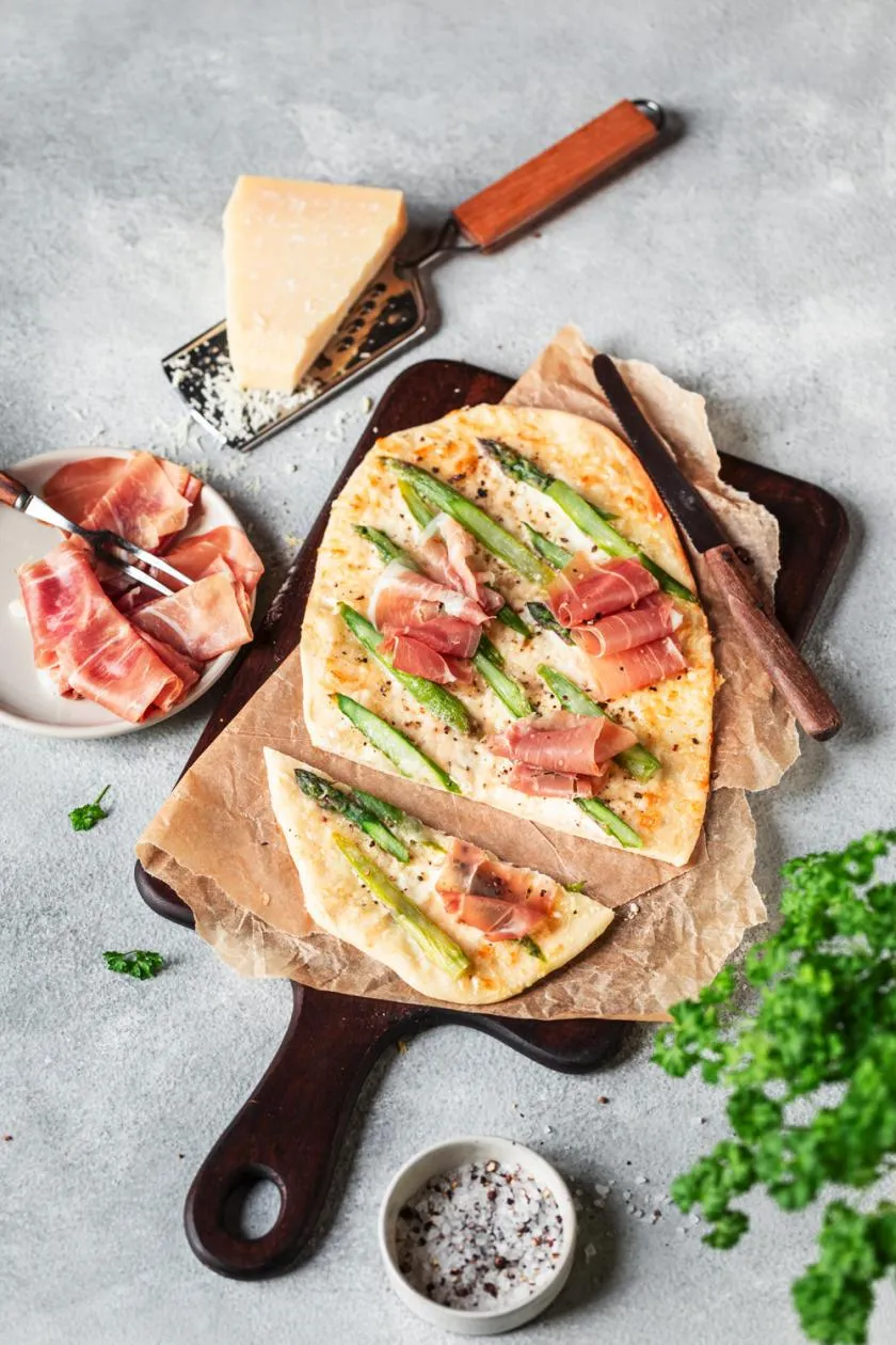 Grüner Spargel mit Schmand und Schinken