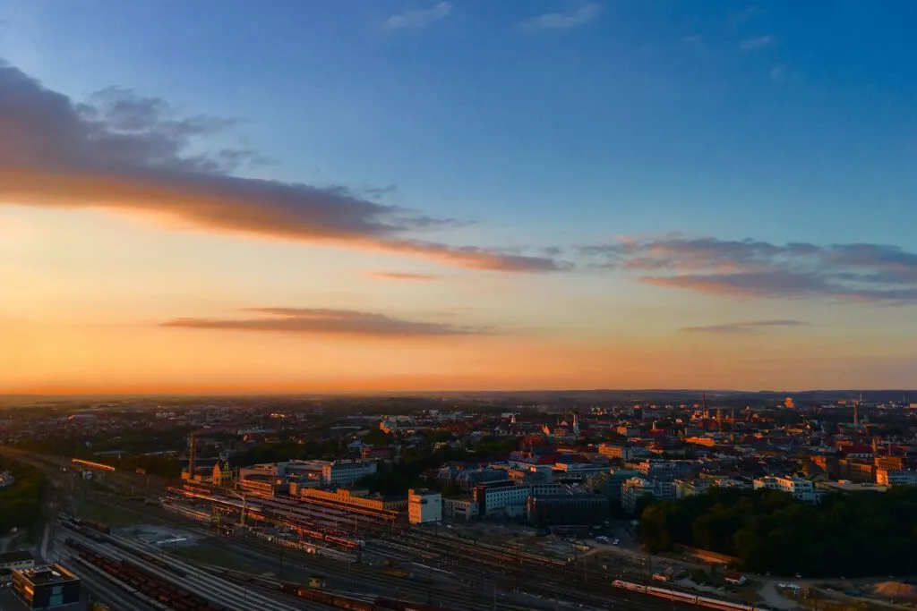 Gruppe von Menschen in einer Sparda-Bank Filiale oder vor einem Gebäude