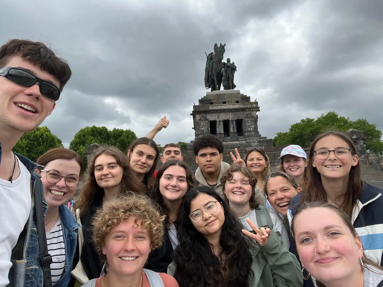 Gruppe von Studierenden des Sommerprogramms in einer deutschen Stadt