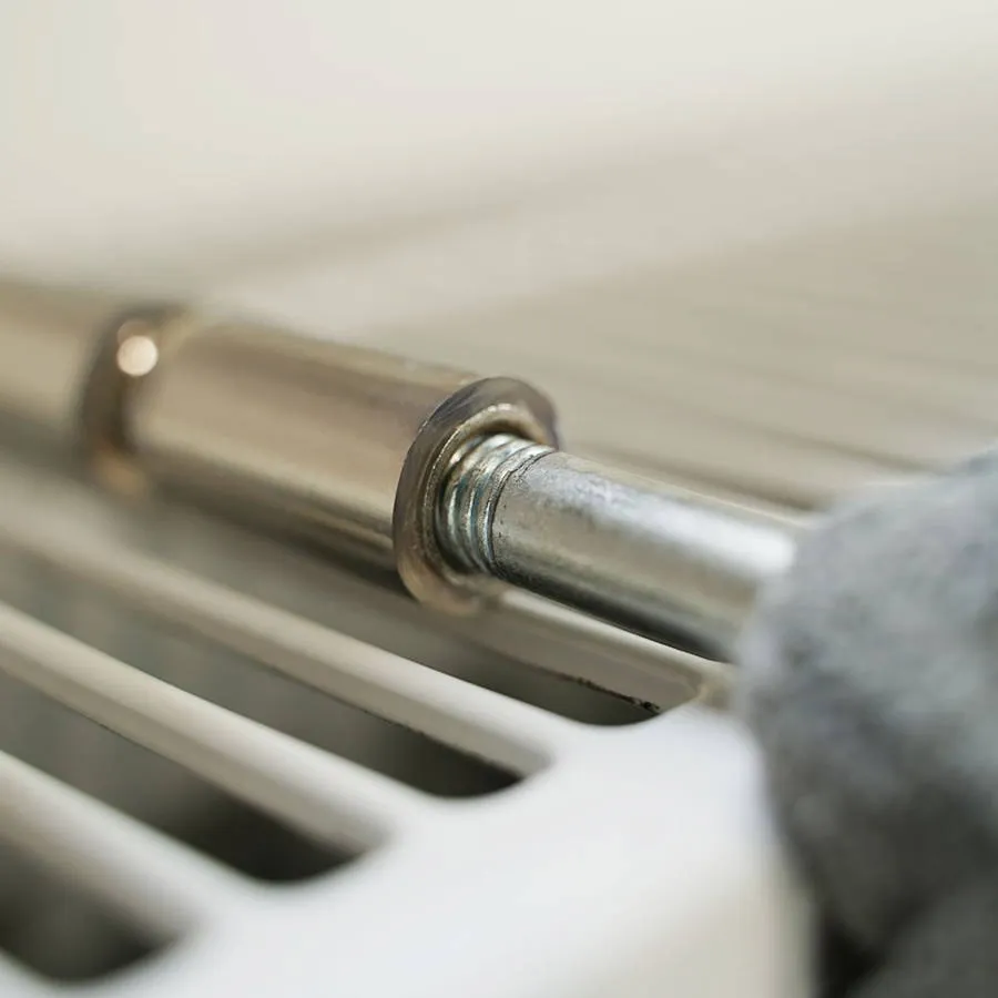 Gummimantel der Befestigungsschrauben schützt Heizung und vermeidet Geräusche