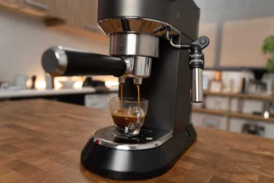 günstige Espresso­maschine Test: Delonghi Ec685 Testsieger