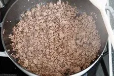 Hackfleisch wird in einer Pfanne krümelig angebraten