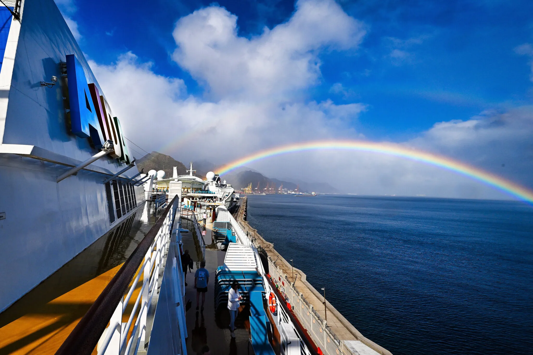 Hafen von Santa Cruz de Tenerife mit Kreuzfahrtschiff