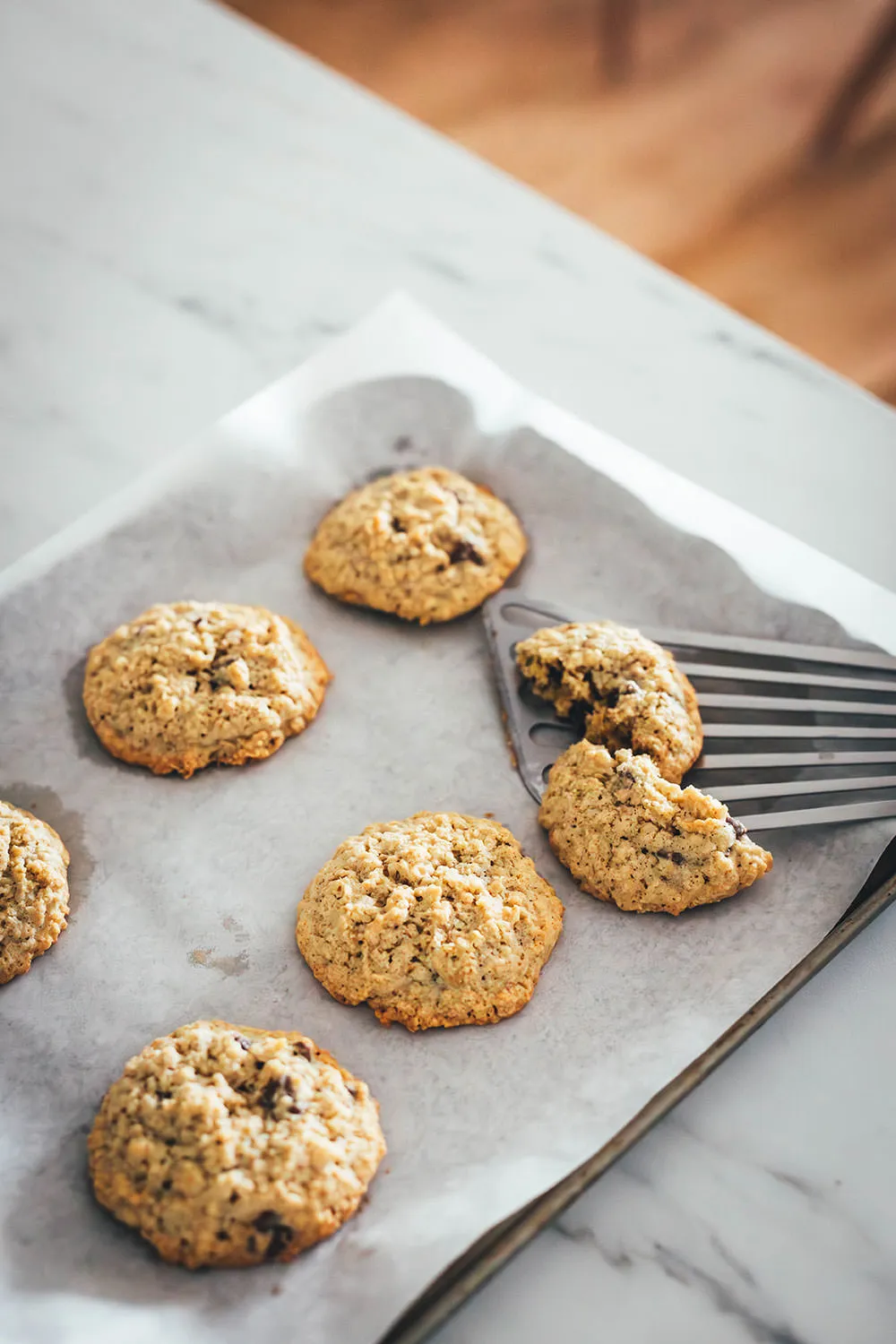 Haferflocken-Cookies mit Schokostückchen, weich und knusprig, ohne Mehl und ideal für eine schnelle Weihnachtsbäckerei.