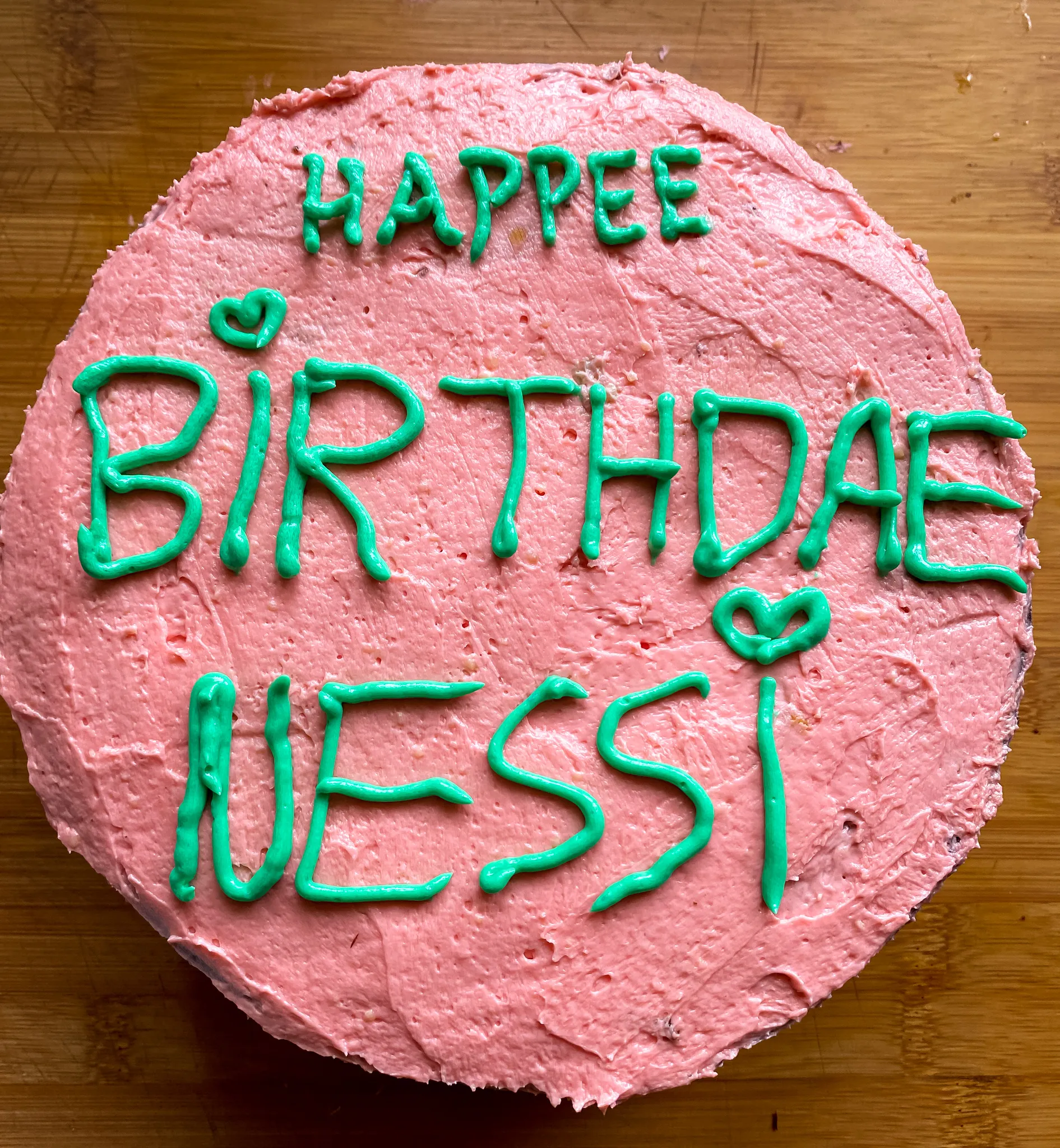 Hagrids Geburtstagskuchen im finalen Zustand mit dem Schriftzug „Happee Birthdae“