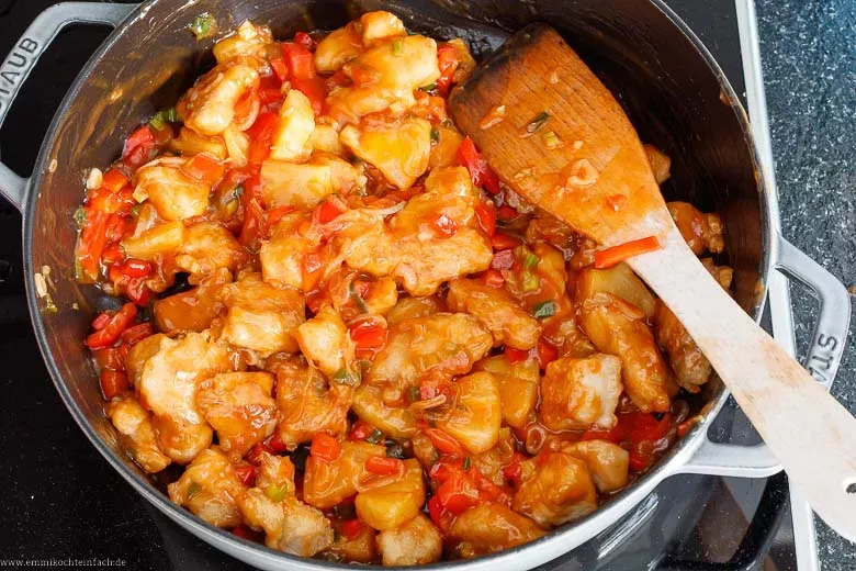 Hähnchen mit Süß Sauer Soße in einer Pfanne, fertig zum Servieren