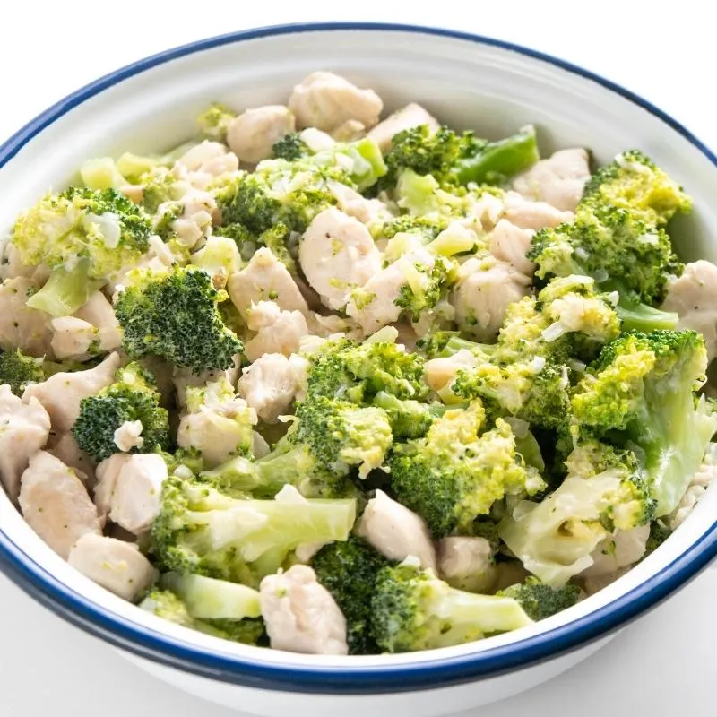 Hähnchen und Brokkoli in einer Pfanne als schnelles Low-Carb-Gericht