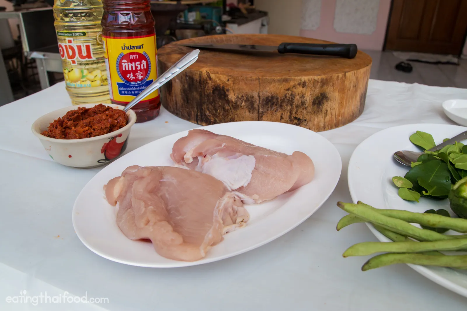 Hähnchenstücke und Gemüse bereit für die Pfanne im schnellen Curry-Rezept