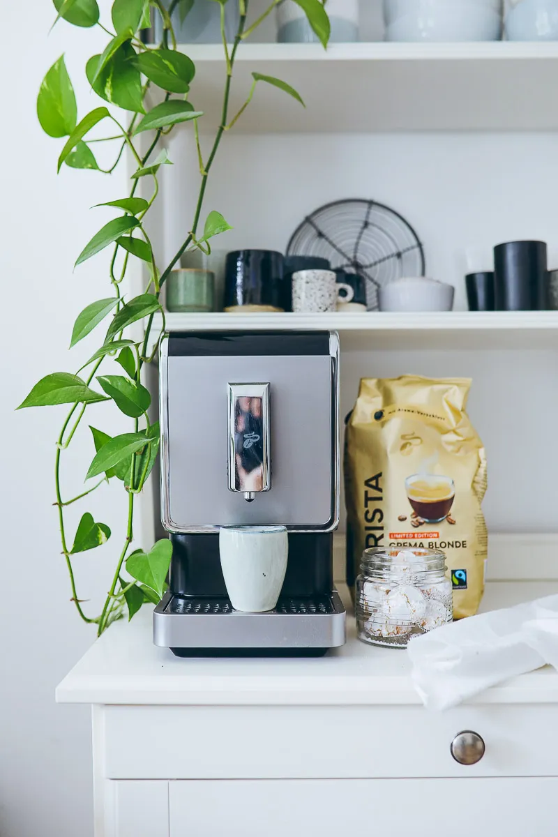 Hände formen Teigkugeln und wälzen sie in Puderzucker für das sizilianische Mandelgebäck