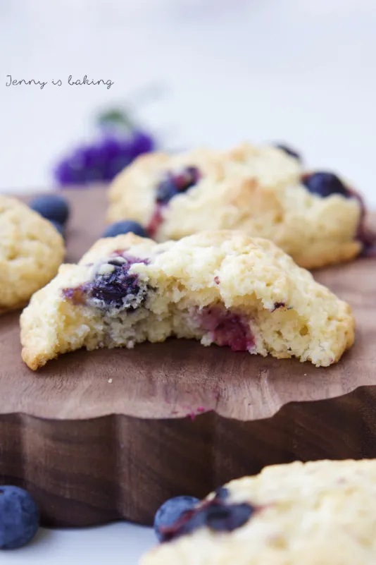 Haufenweise köstliche Blaubeermuffin-Kekse, die zum Teilen einladen
