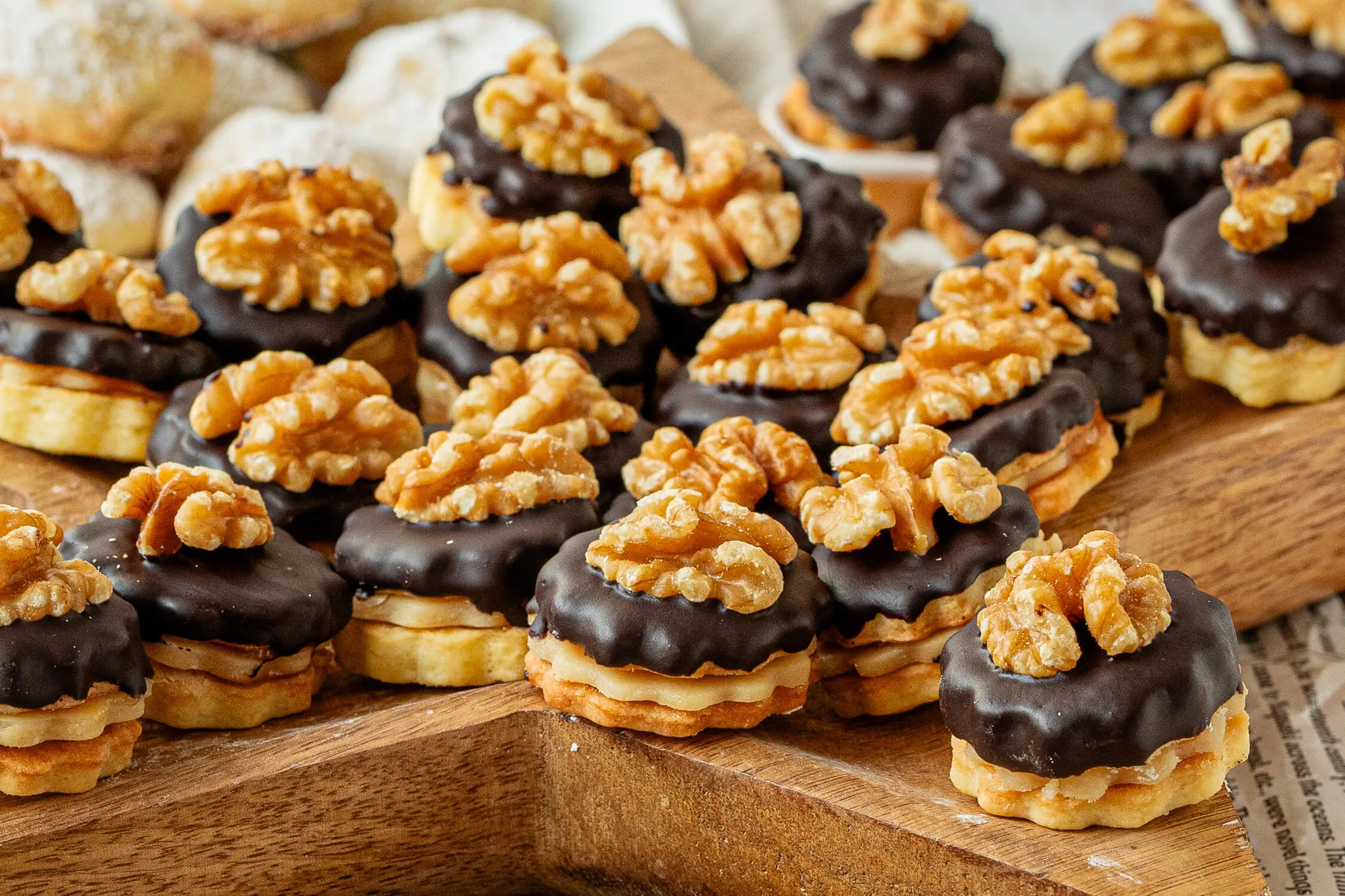 Hausfreunde – Nussig-marzipanige Walnuss-Marzipan-Plätzchen