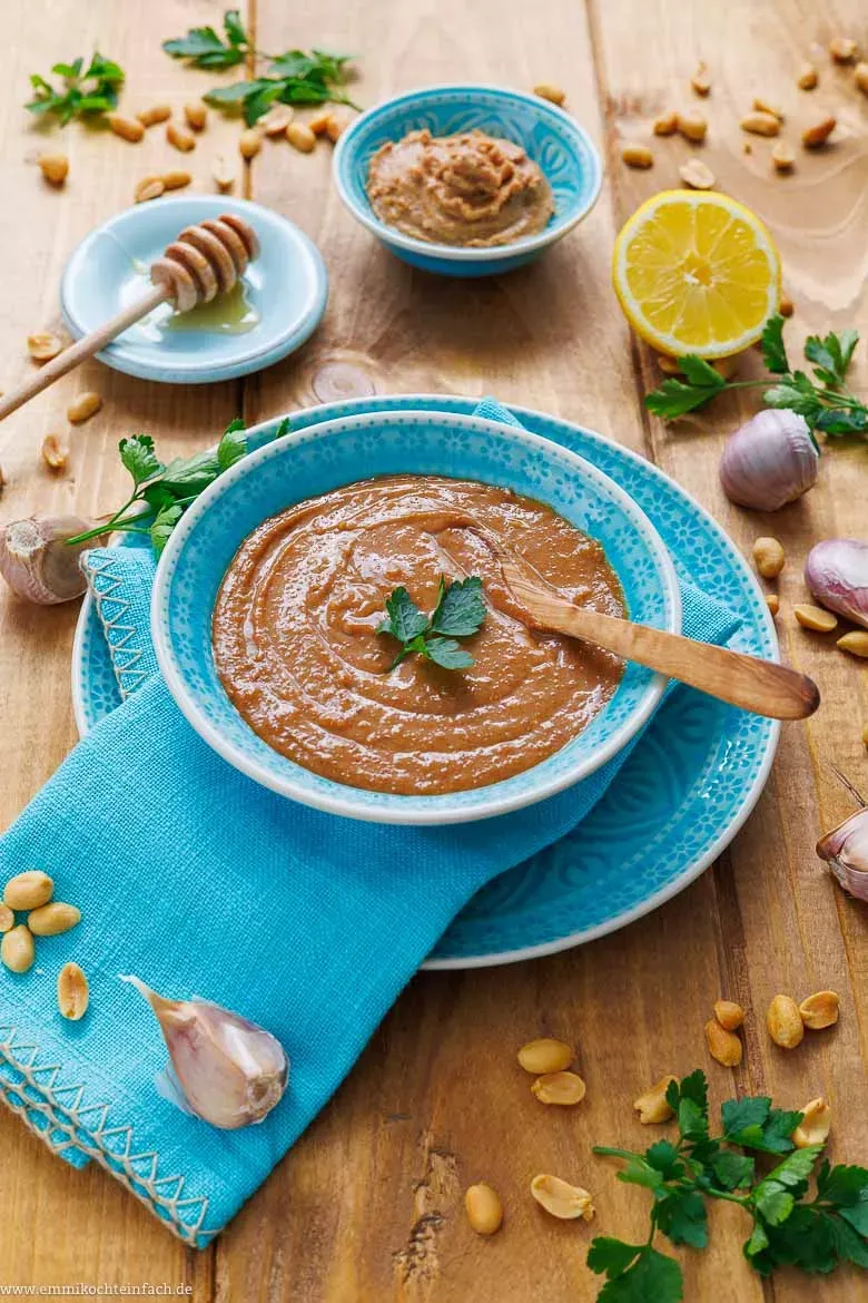 Hausgemachte Erdnusssoße mit ausgewogener Geschmacksbalance