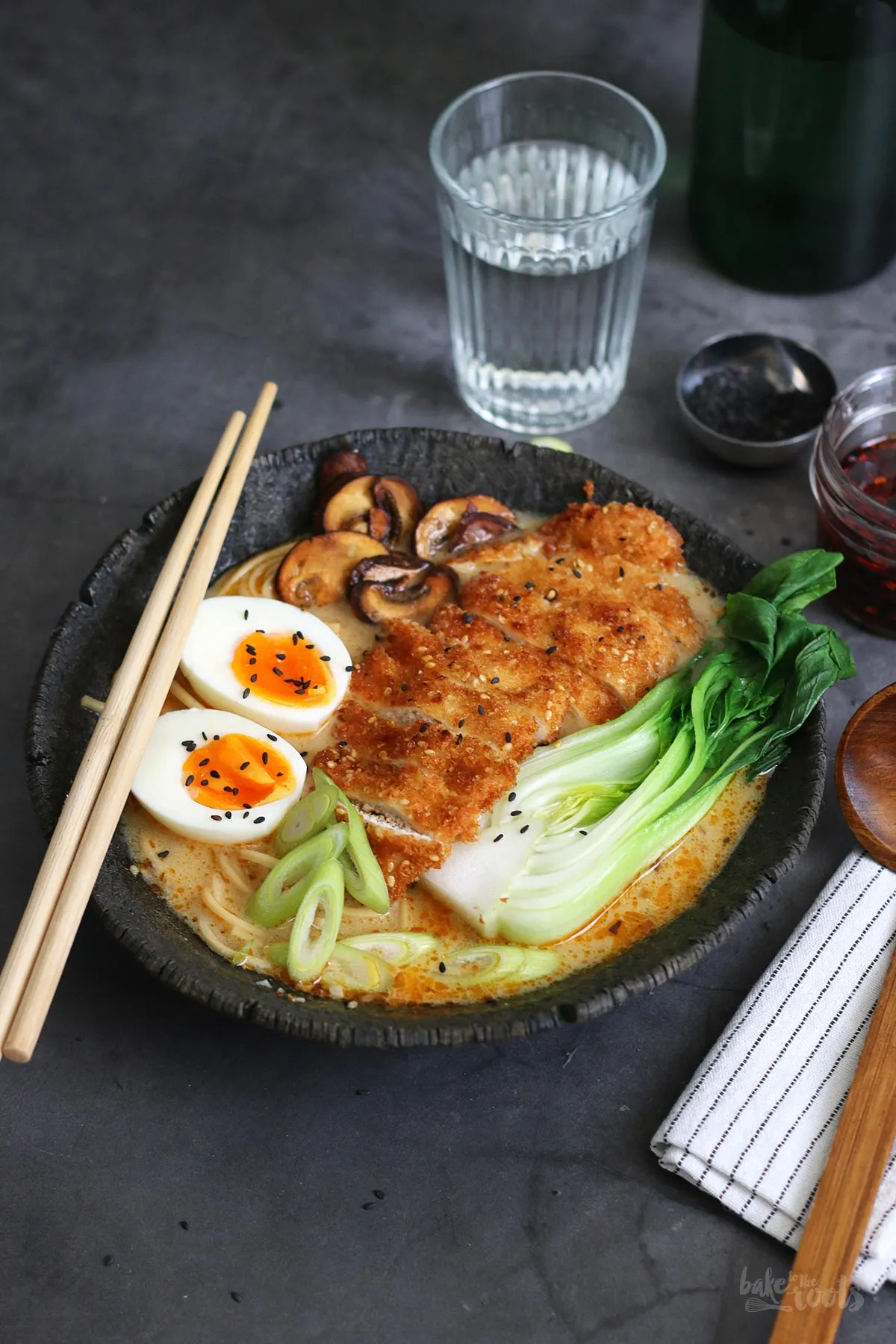 Hausgemachte Miso Ramen mit knusprigem Hähnchen Katsu
