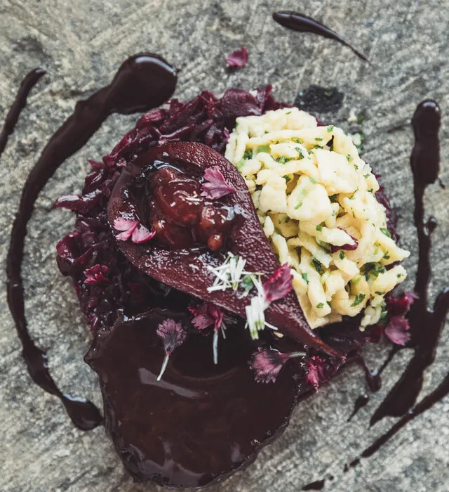 Hausgemachte Spätzle frisch aus dem Sieb in Eiswasser abgeschreckt