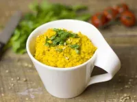 Hausgemachter Linsenaufstrich, garniert mit frischen Kräutern und Gewürzen