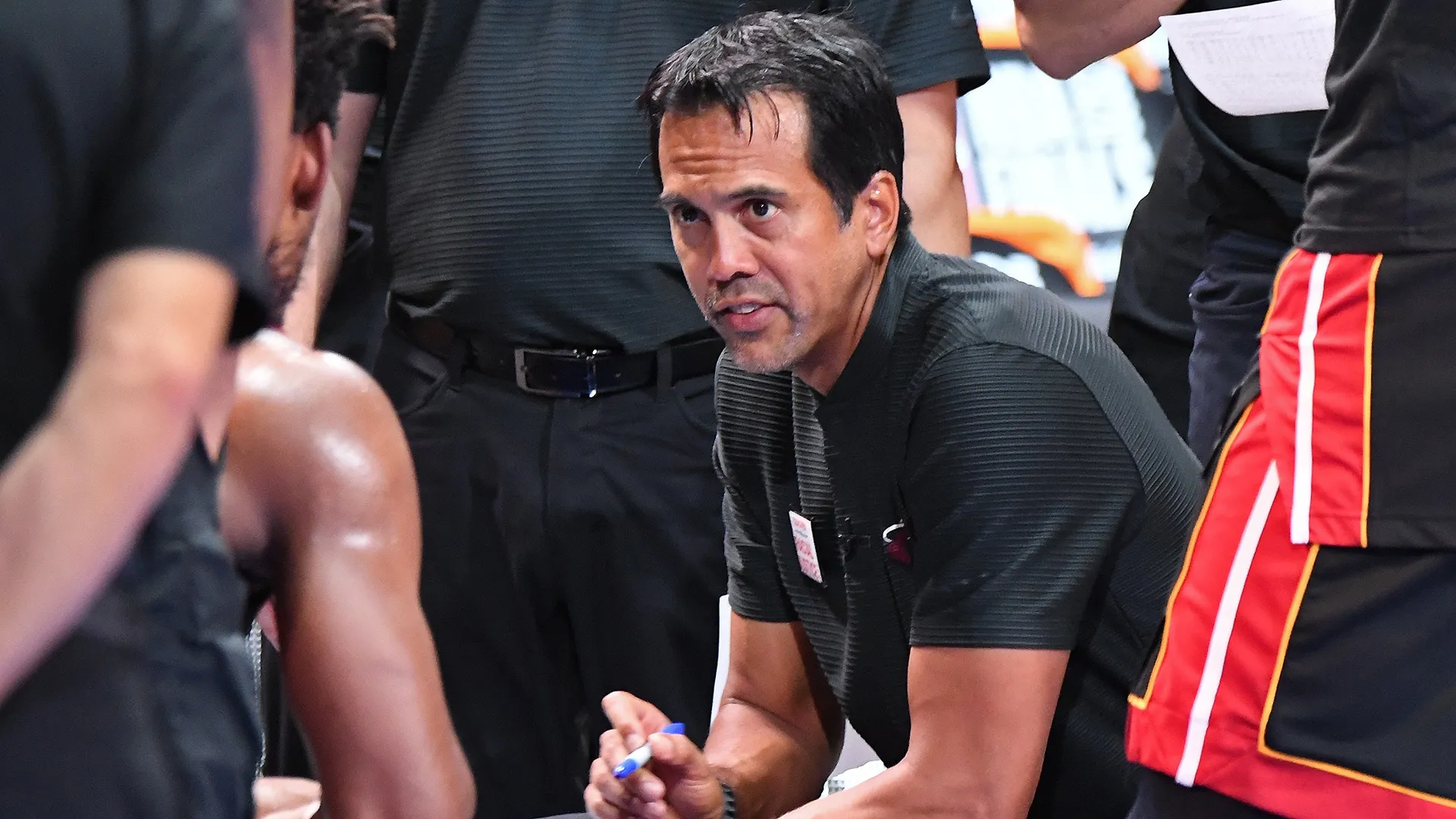 Head Coach Erik Spoelstra von den Miami Heat spricht mit seinem Team.