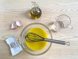 Hefe, Öl und Ei in Wasser mischen