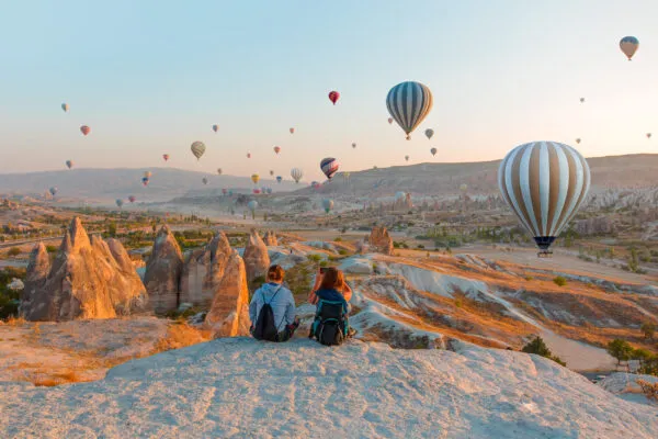 Heißluftballons schweben über die einzigartige Landschaft Kappadokiens bei Sonnenaufgang