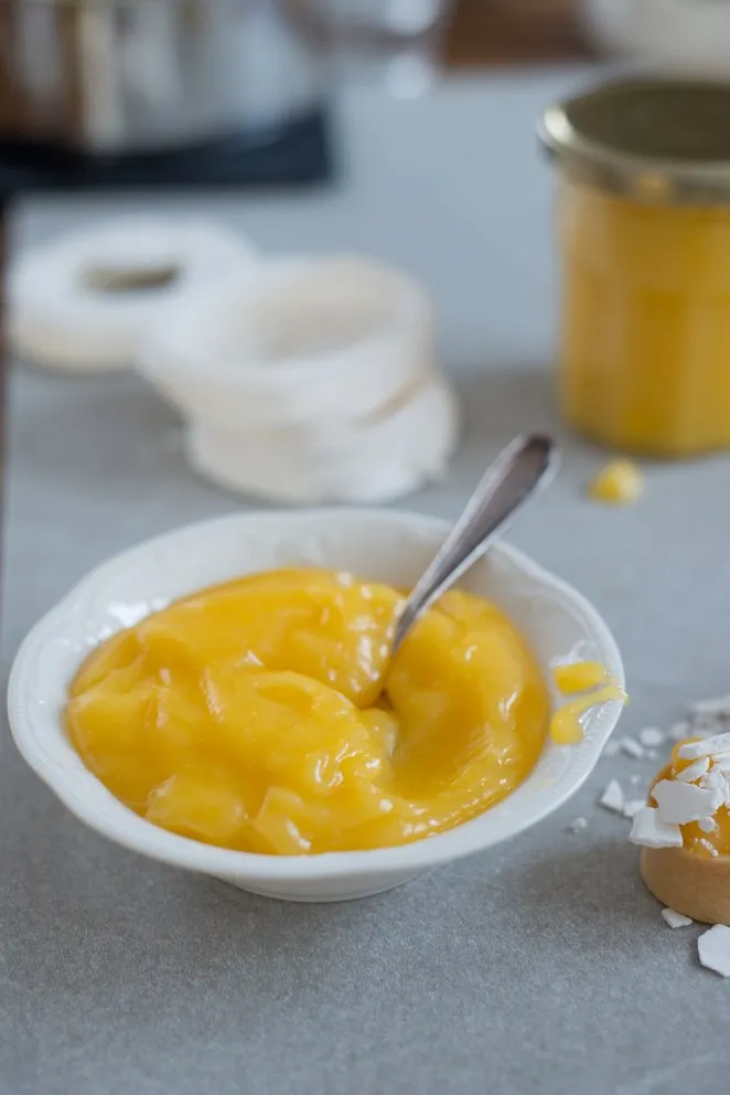 Helles Lemon Curd auf einer Scheibe Brioche zum Frühstück