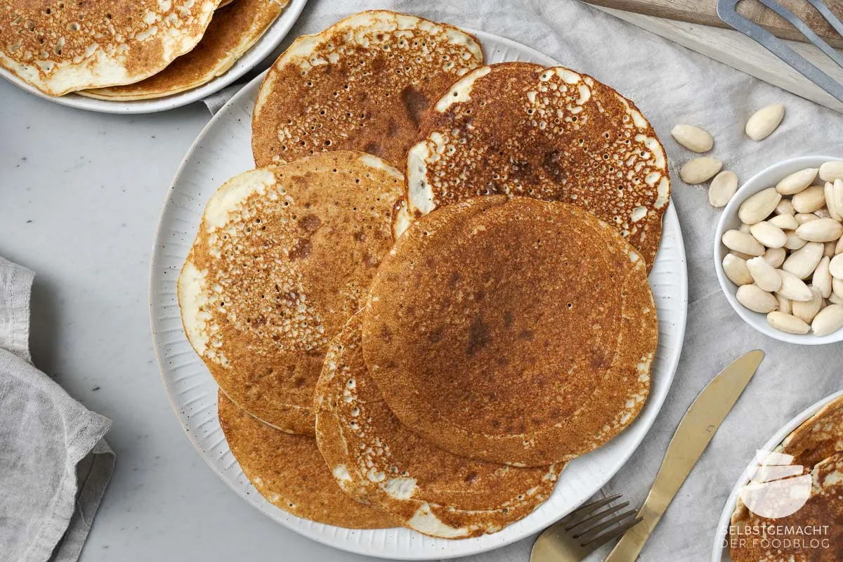 Herrlich goldbraune Low Carb Pfannkuchen, bereit zum Servieren