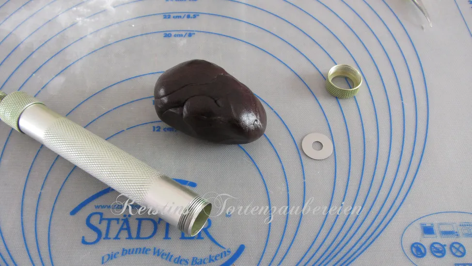 Herstellung einer detailreichen Kordel mit einem Extruder aus Schokofondant