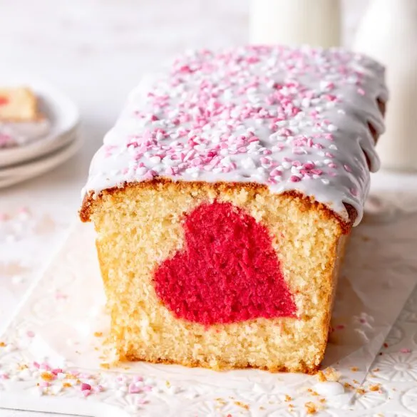 Herz-Motivkuchen mit Zitronenguss zum Valentinstag backen. Ein einfaches und leckeres Rezept. Emmas Lieblingsstücke